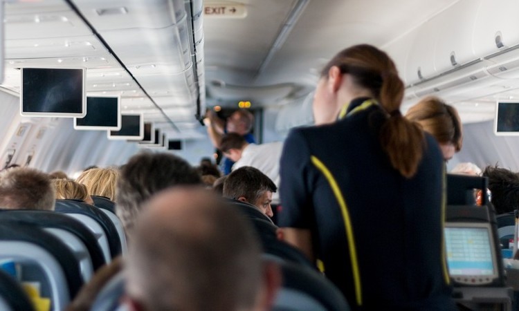 ¿Cuáles son los requisitos para trabajar como azafata de vuelo?