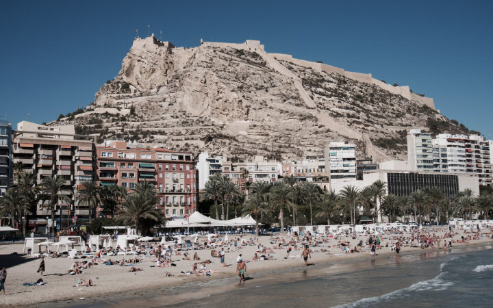 Explorando las playas de Alicante con un coche de alquiler