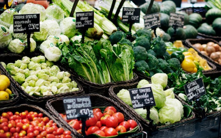¿Hasta qué hora está abierta la tienda de alimentos más cercana?