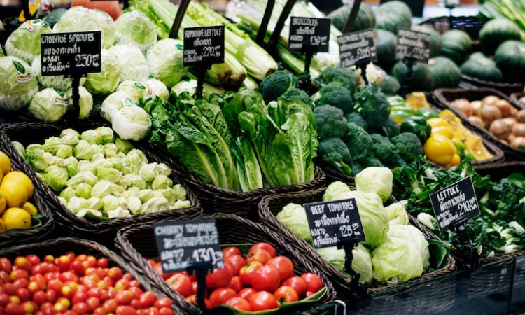 ¿Hasta qué hora está abierta la tienda de alimentos más cercana?