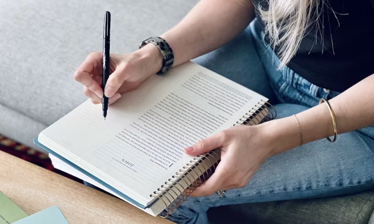 Recoger o recojer: cuál es la forma correcta y ejemplos
